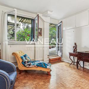 Paris XVIe - Village d'Auteuil - Local commercial bordé par une 
