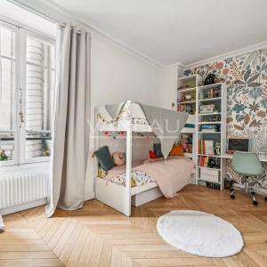 Paris VIIe - SAINT DOMINIQUE  - Appartement rénové avec deux cha