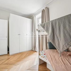 Paris VIIe - SAINT DOMINIQUE  - Appartement rénové avec deux cha