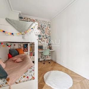 Paris VIIe - SAINT DOMINIQUE  - Appartement rénové avec deux cha