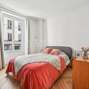 Paris VIIe - SAINT DOMINIQUE  - Appartement rénové avec deux cha