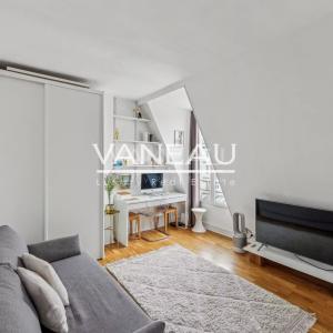 Paris VII - Rue Cler - Studio en étage élevé avec vue dégagée