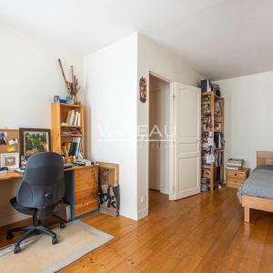 Paris XVIIIe - Maison de ville familiale avec cour à l'avant ple