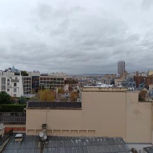 Paris XVIe - Victor Hugo - Deux pièces en dernier étage refait à