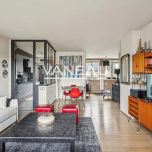 Paris VIIe - Rue du Bac - Appartement avec vues et balcon.