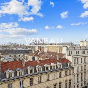 Paris VIIe - Rue du Bac - Appartement avec vues et balcon.