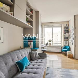 Paris VIIe - Rue du Bac - Appartement avec vues et balcon.