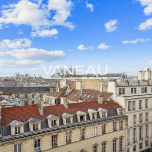 Paris VIIe - Rue du Bac - Appartement avec vues et balcon.