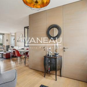 Paris VIIe - Rue du Bac - Appartement avec vues et balcon.