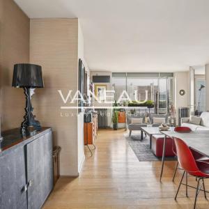 Paris VIIe - Rue du Bac - Appartement avec vues et balcon.
