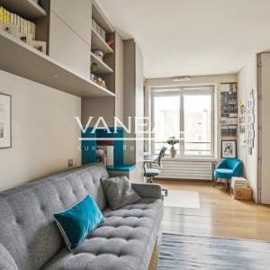 Paris VIIe - Rue du Bac - Appartement avec vues et balcon.