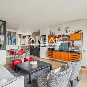 Paris VIIe - Rue du Bac - Appartement avec vues et balcon.
