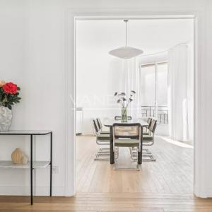 Paris XVIe - Jasmin - Appartement de réception en étage élevé av