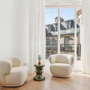 Paris XVIe - Jasmin - Appartement de réception en étage élevé av