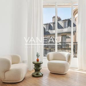 Paris XVIe - Jasmin - Appartement de réception en étage élevé.