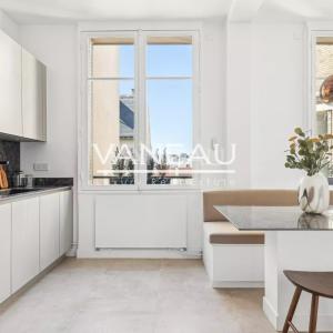 Paris XVIe - Jasmin - Appartement de réception en étage élevé.