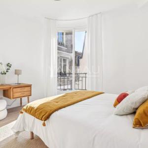 Paris XVIe - Jasmin - Appartement de réception en étage élevé av
