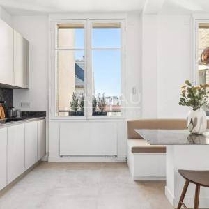 Paris XVIe - Jasmin - Appartement de réception en étage élevé av