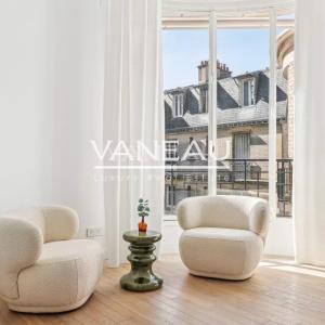 Paris XVIe - Jasmin - Appartement de réception en étage élevé.