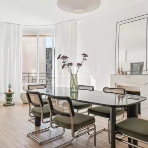 Paris XVIe - Jasmin - Appartement de réception en étage élevé av