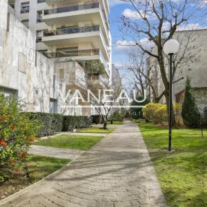 Neuilly - Mairie - Deux pièces avec large balcon
