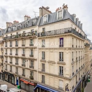 Paris XVIIIe - Abbesses - Superbe deux pièces en étage élevé ave