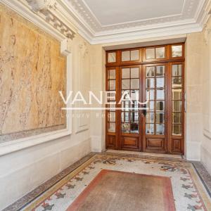 PARIS XVe Commerce - Appartement d'exception quatre pièces avec 