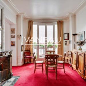 PARIS XVe Commerce - Appartement d'exception quatre pièces avec 