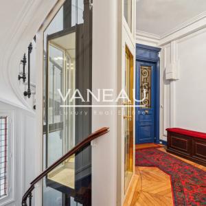 PARIS XVe Commerce - Appartement d'exception quatre pièces avec 