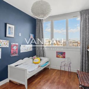 Appartement familial en dernier étage avec quatre chambres