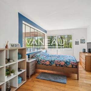 Maison d'architecte sur terrain arboré