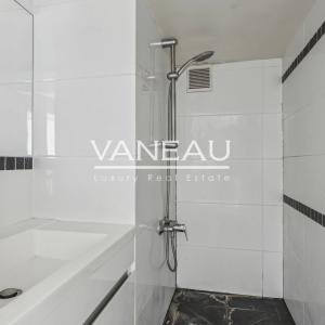 Paris VIIIe - Appartement de quatre pièces avec cour anglaise et