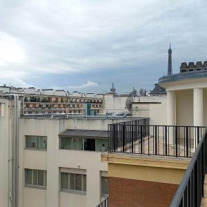 Paris VIII - Bel appartement en triplex familial avec terrasse -