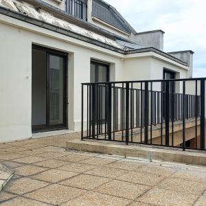Paris VIII - Bel appartement en triplex familial avec terrasse -