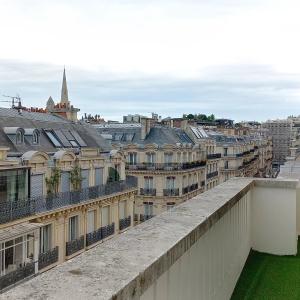 Paris VIII - Bel appartement en duplex avec balcon - rue Clément