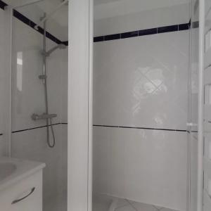 Paris XVII - deux pièces - une chambre - en étage élevé sans asc