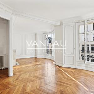 Exclusivité - PARIS VIIe - Bon Marché - Vaneau
