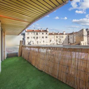 EXCLUSIVITE - DEUX PIECES AVEC BALCON - PROCHE DES PASSAGES