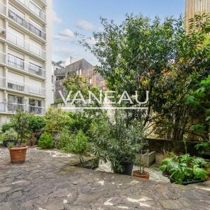 Paris XVIIIème - Trois pièces de 57 m² avec balcon et box -