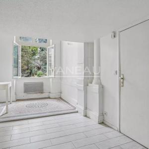 Paris VIIIe - Appartement de quatre pièces avec cour anglaise et