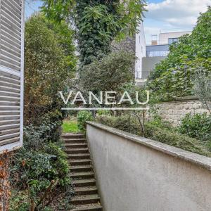 Paris VIIIe - Appartement de quatre pièces avec cour anglaise et