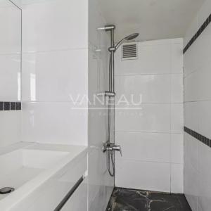 Paris VIIIe - Appartement de quatre pièces avec cour anglaise et