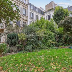 Paris VIIIe - Appartement de quatre pièces avec cour anglaise et