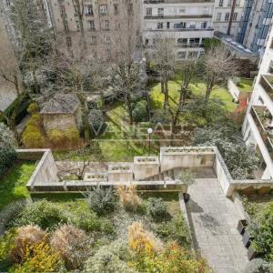 Neuilly - Mairie - Deux pièces avec large balcon