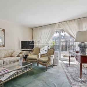 Neuilly - Mairie - Deux pièces avec large balcon