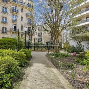 Neuilly - Mairie - Deux pièces avec large balcon