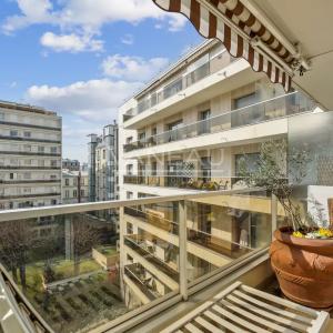 Neuilly - Mairie - Deux pièces avec large balcon