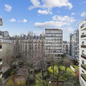 Neuilly - Mairie - Deux pièces avec large balcon