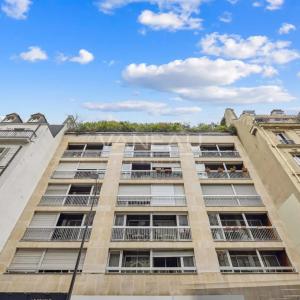 Paris XVIe - Muette - Studio avec balcon à rénover