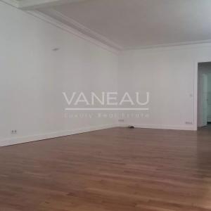 Paris VIII - Appartement en 1er étage avec deux chambres - rue C
